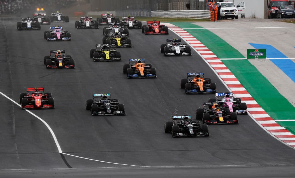 Lewis Hamilton lo hace de nuevo y rompe récord mundial con 92 carreras ganadas en la Formula 1. Se le unen al podio Valtieri Bottas y Max Verstappen. Muy buenas carreras de Charles Leclerc y del mexicano Sergio Pérez, pero la lluvia fue factor importante en este Gran Premio de Portugal.