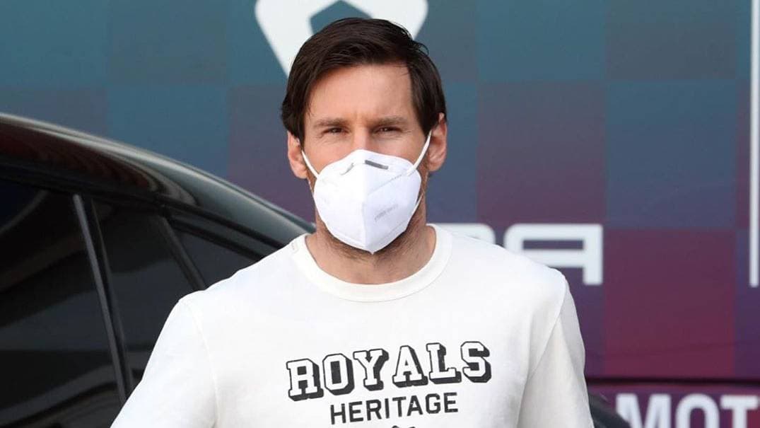 Leo volvió, bien protegido, con cubrebocas para presentar los exámenes médicos.