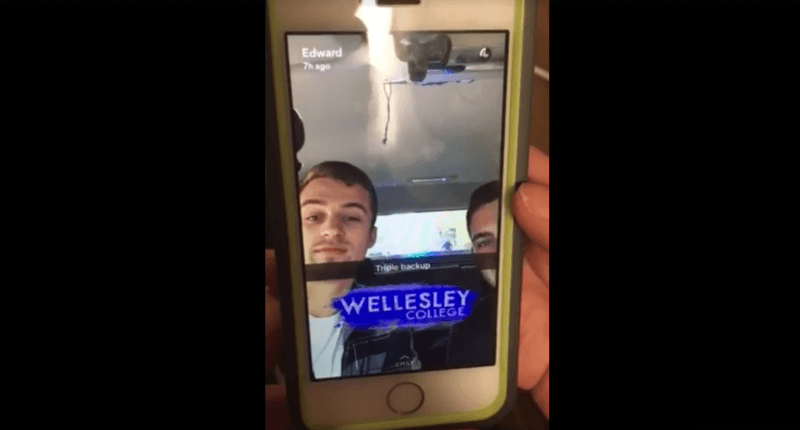 Un par de estudiantes partidarios de Trump de Babson College se grabaron conduciendo y haciendo comentarios machistas y racistas a estudiantes negras de Wellesley College, un campus femenino en Massachusetts el 10 de noviembre. El presidente de Babson, Kerry Healey, escribió en una carta a la comunidad escolar disculpándose en nombre de los dos estudiantes y diciendo que la universidad estaba "extremadamente molesta al saber que dos de nuestros estudiantes participaban en un comportamiento que era, como mínimo, insensible, inaceptable y contrario a nuestros valores fundamentales". 
<a href="http://www.rawstory.com/2016/11/trump-fans-film-themselves-driving-through-womens-college-and-harassing-black-students/">Reportado por Rawstory</a> y 
<a href="http://college.usatoday.com/2016/11/11/students-want-justice-after-babson-students-harass-wellesley/">USA Today</a>.