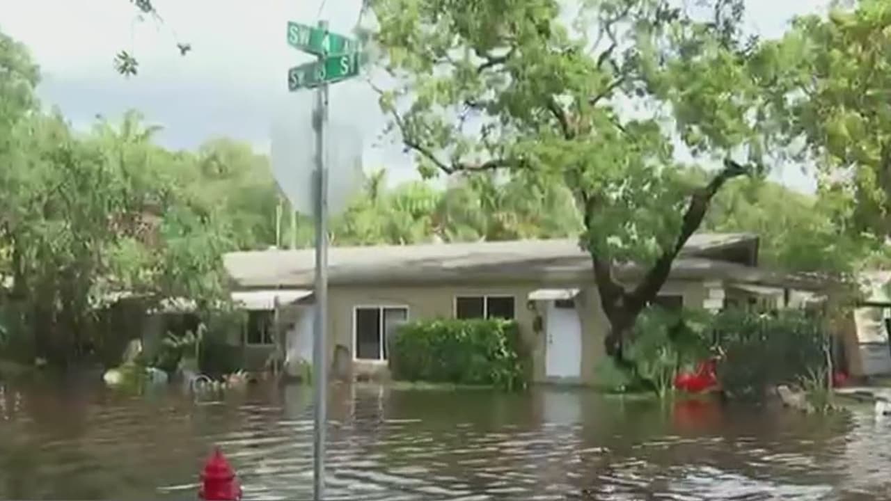Cruz Roja instala un centro de unificación para ayudar a los afectados por las inundaciones en Fort Lauderdale