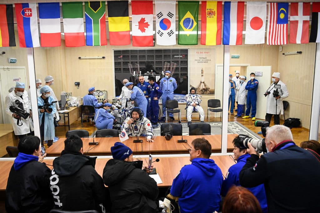 "Estoy tan ilusionado como un niño antes de una excursión con la escuela", dijo Maezawa durante una rueda de prensa en la víspera del despegue.