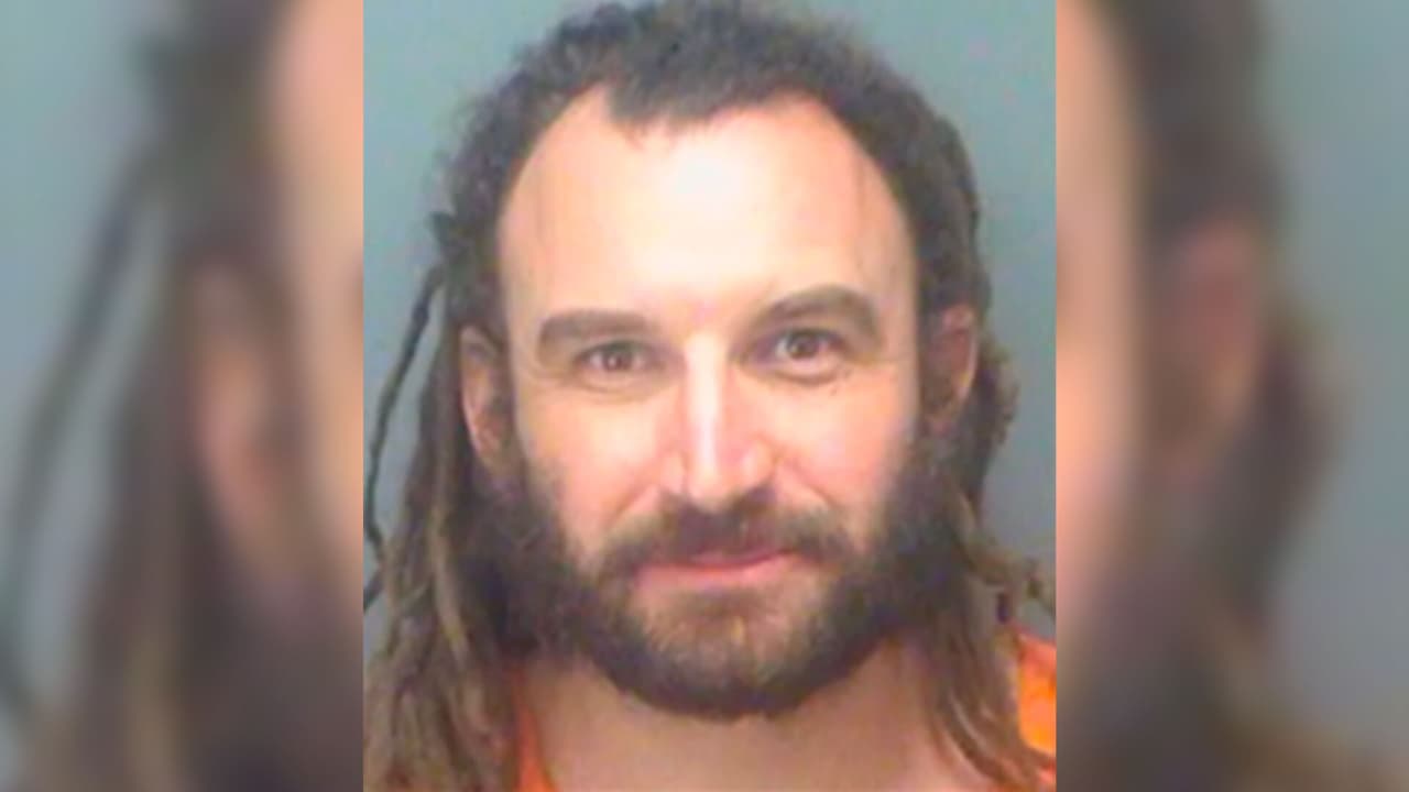 Hombre dice ser "Jesucristo" y besa a menor a la fuerza en un vestidor en Clearwater; fue detenido 