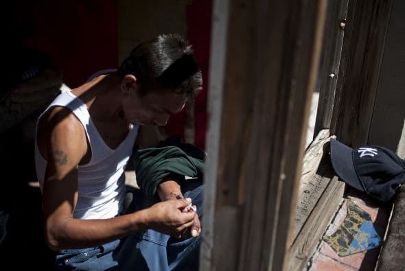 Según el gobierno en Ciudad Juárez hay más de 5,000 heroinómanos, la mayor comunidad de adictos a esa droga en América Latina. Muchos 'picaderos' son visibles, como el remolque que Ricardo tiene instalado junto a una fábrica que le emplea como vigilante.