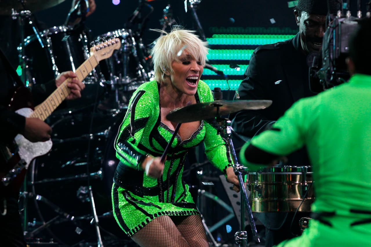 Yuri:
<b> </b>Es posible que ni sus fans más fervientes sepan que, al nacer, la cantante que este año será honrada con el 
<a href="https://www.univision.com/especiales/latin-grammy/yuri-wilfrido-vargas-andy-montanez-y-napoleon-seran-distinguidos-con-el-premio-a-la-excelencia-musical-del-latin-grammy-2018">Premio a la Excelencia Musical</a> por sus casi cuatro décadas de carrera, sepan que al nacer fue inscrita en su partida de nacimiento bajo el nombre de Yuridia Valenzuela Canseco.