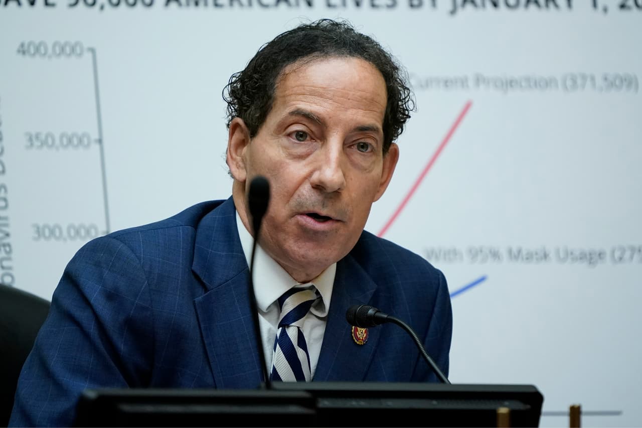 El 
<b>representante por Maryland, Jamie Raskin</b>, fue nombrado como director principal de este grupo que defenderá el artículo de "incitación a la insurrección" contra el presidente Trump, 
<a href="https://www.univision.com/noticias/elecciones-en-eeuu-2020/el-segundo-impeachment-de-donald-trump">aprobado por la Cámara de Representantes este miércoles</a>. Raskin fue profesor de derecho constitucional y actualmente es un miembro destacado del Comité Judicial de la Cámara. Adam Schiff, quien fuera el principal administrador del primer juicio político contra Trump, dijo: "Sería difícil encontrar una figura más querida en el Congreso (que Raskin)".