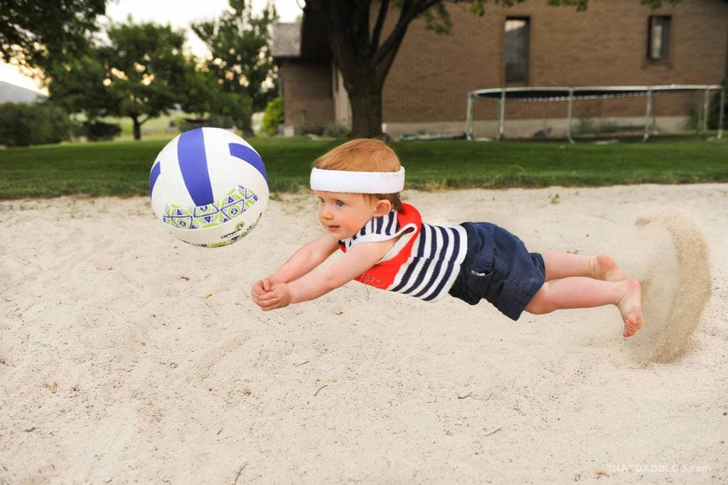 Un verdadero atleta va profundo por su equipo. Aún si ello significa un poco de arena en sus pañales, escribió el papaá sobre esta foto.