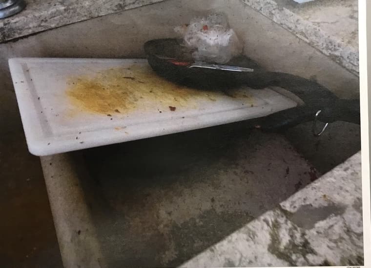Varias veces los constructores cocinaron en los sitios donde dormían. Restos de frijoles y un guisado quedaron en dos sartenes, como muestra de que el operativo policiaco los tomó por sorpresa.