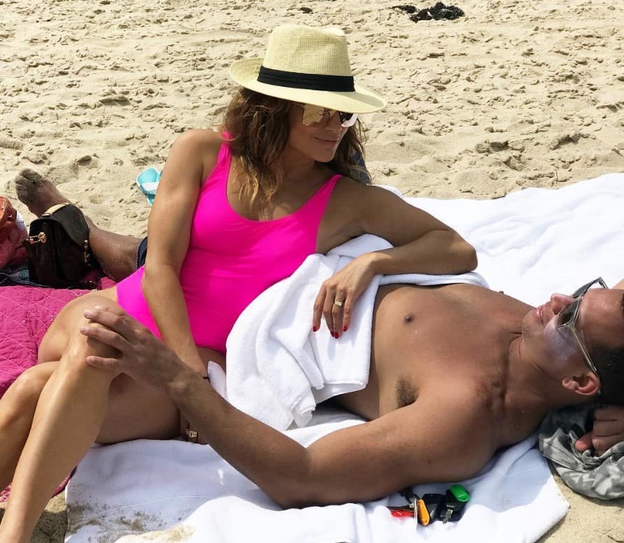 Así que cuando este 5 de julio la intérprete de 
<a href="https://www.univision.com/entretenimiento/jennifer-lopez-promueve-su-nuevo-tema-con-un-video-protagonizado-por-su-macho-bello">'<b>Waiting for Tonight</b>'</a> publicó en su cuenta de Instagram una foto junto su "macho bello" en la playa y donde 
<a href="https://www.univision.com/entretenimiento/jlo-celebro-el-4-de-julio-usando-un-anillo-en-la-mano-izquierda-sera-de-compromiso"><b>mostraba una sortija</b></a> en su mano izquierda se disparon los rumores sobre el 
<b>estatus de su relación</b>.