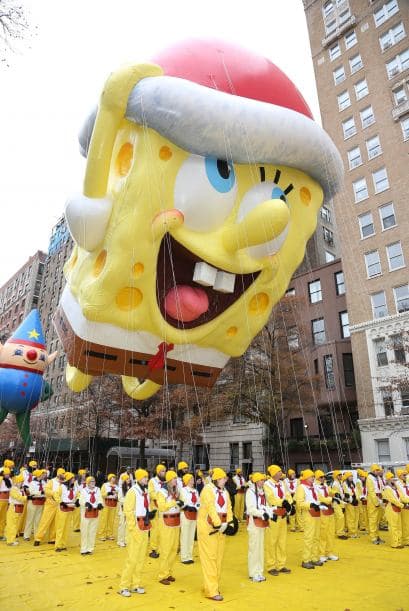 Los globos gigantes son sostenidos por los empleados de Macy's que también caminan desfilando.