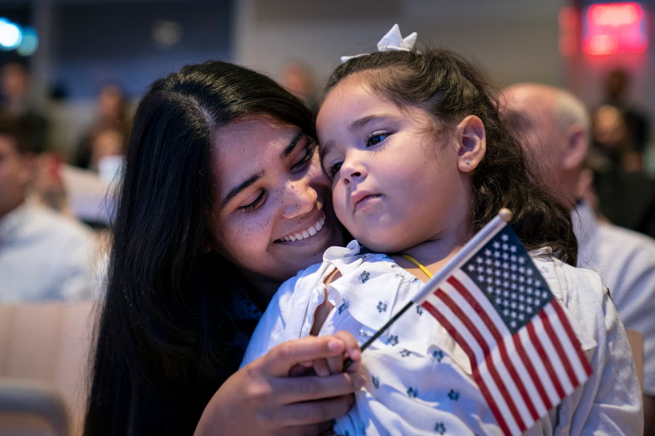 Conoce los requisitos para obtener la ciudadanía estadounidense por naturalización