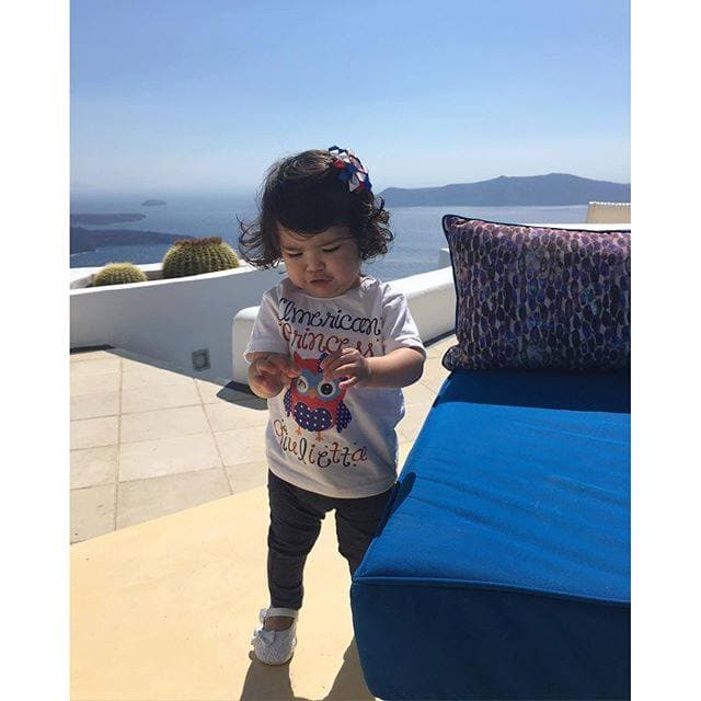 Ana Patricia: "Feliz 4 de julio desde #Santorini". (Julio 4, 2016)