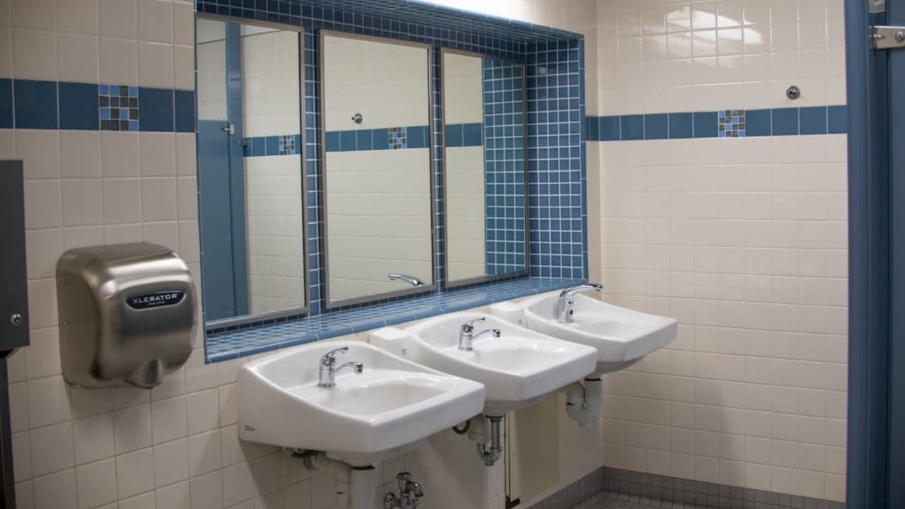 Acusan a estudiante de grabar compañeros en baños de escuela secundaria de Loudoun