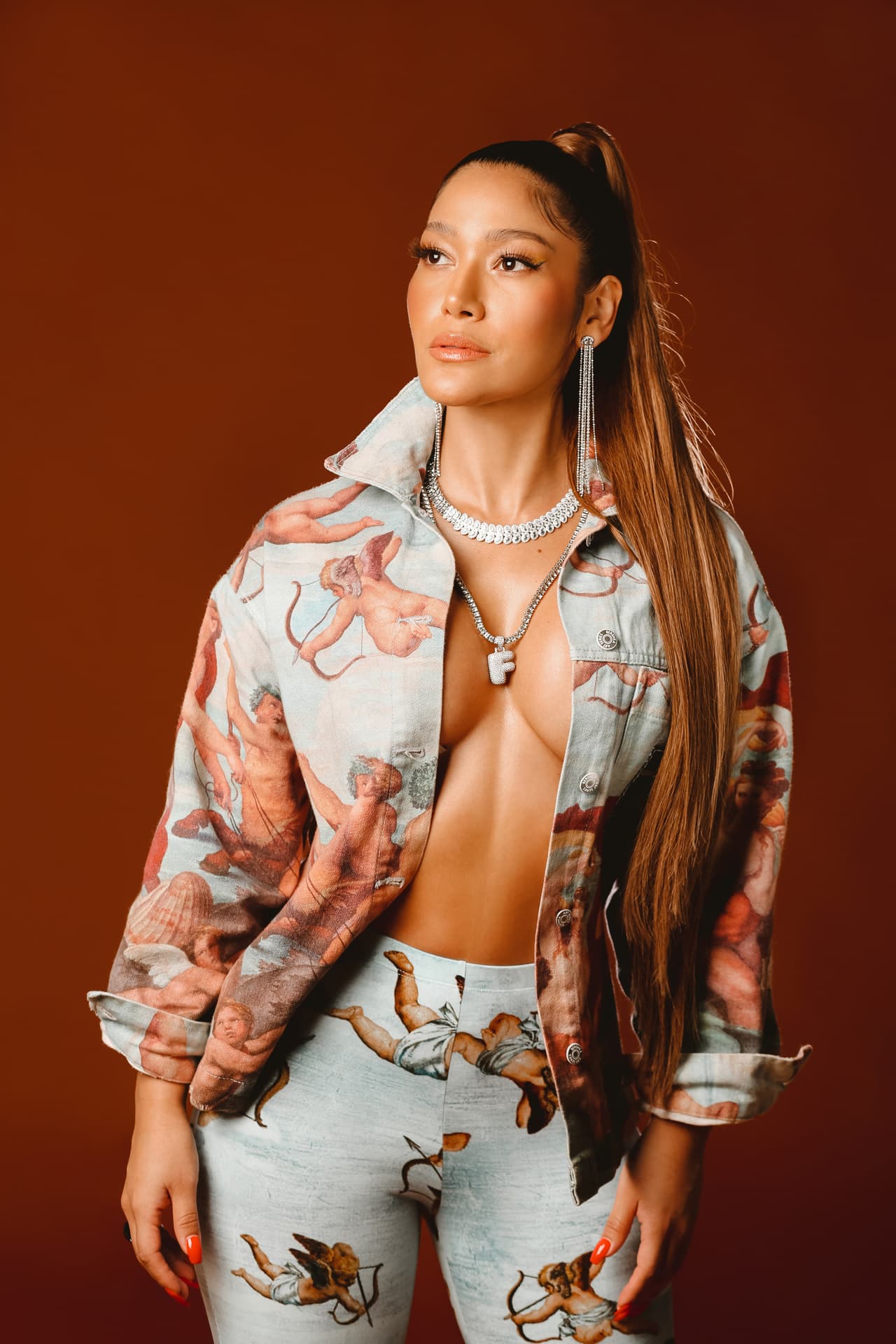 <h3 class="cms-H3-H3">Farina</h3>
<br>Se presentará por primera vez en PJ con su hit ‘Fiesta’. La colombiana tiene una nominación a Premios Juventud en la categoría Artista Femenino – On The Rise.