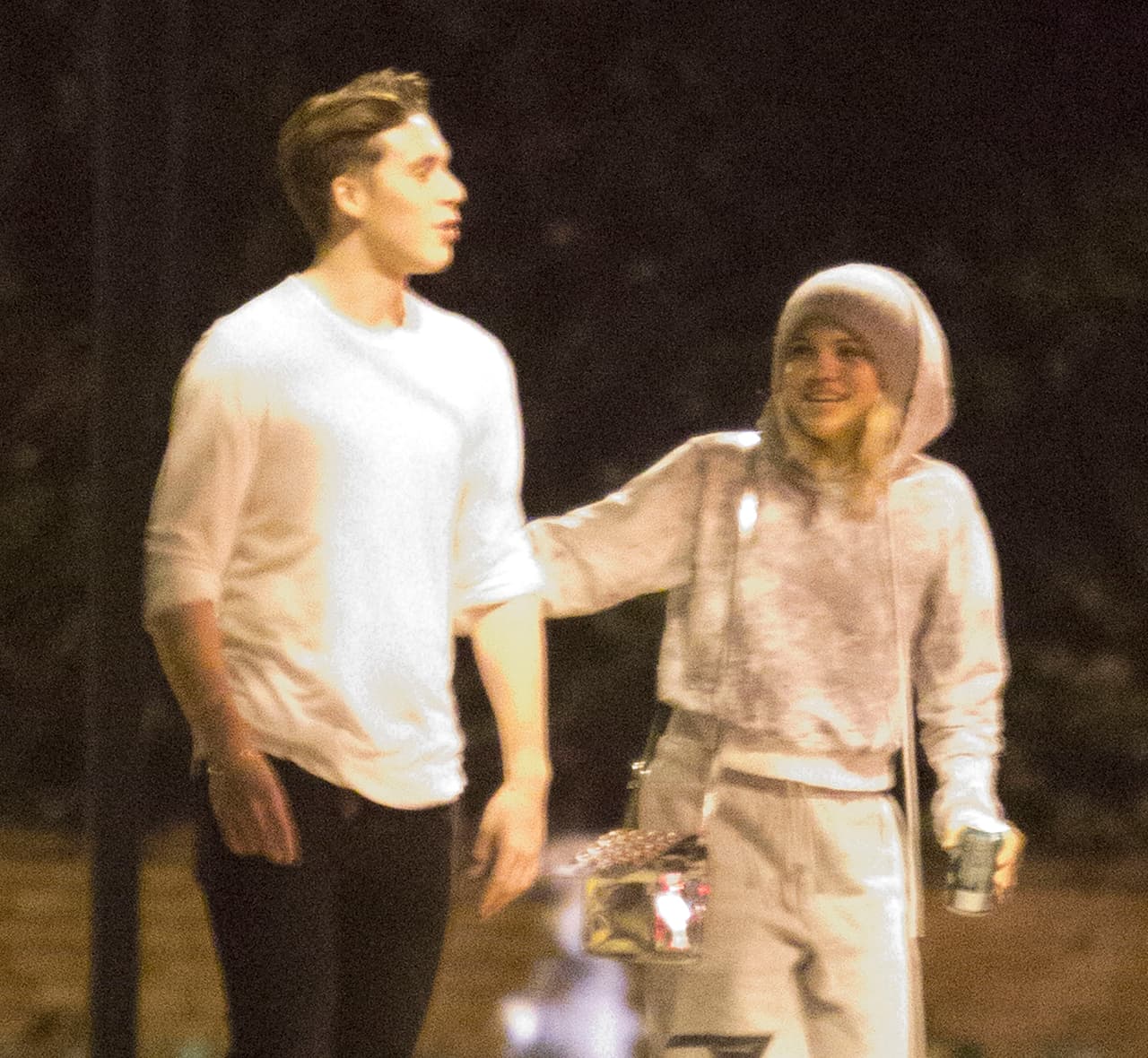 Ya era media noche, pero caminaban por las calles de Beverlly Hills muy tranquilos.