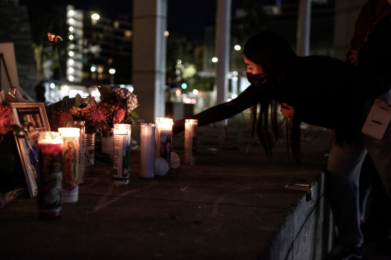 La alguacil indicó que los detectives están revisando los correos electrónicos y mensajes de Cassidy para encontrar pistas que ayuden a descifrar el móvil del crimen, pero descartó de momento que haya dejado documentos escritos o manifiestos sobre los motivos.