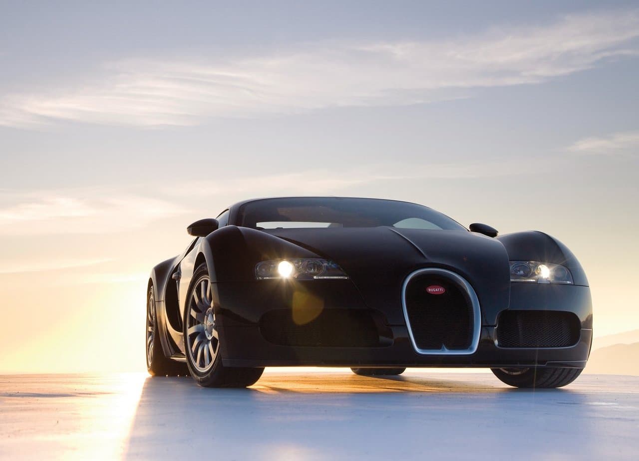<b>9) Bugatti Veyron – 821,706 publicaciones</b>
<br>Potencia: 1,200 caballos de fuerza
<br>0-60 mph (98 km/h): 2.5 segundos
<br>Velocidad máxima: 253 mph (407 km/h)
<br>Precio: $2.3 millones
<br>