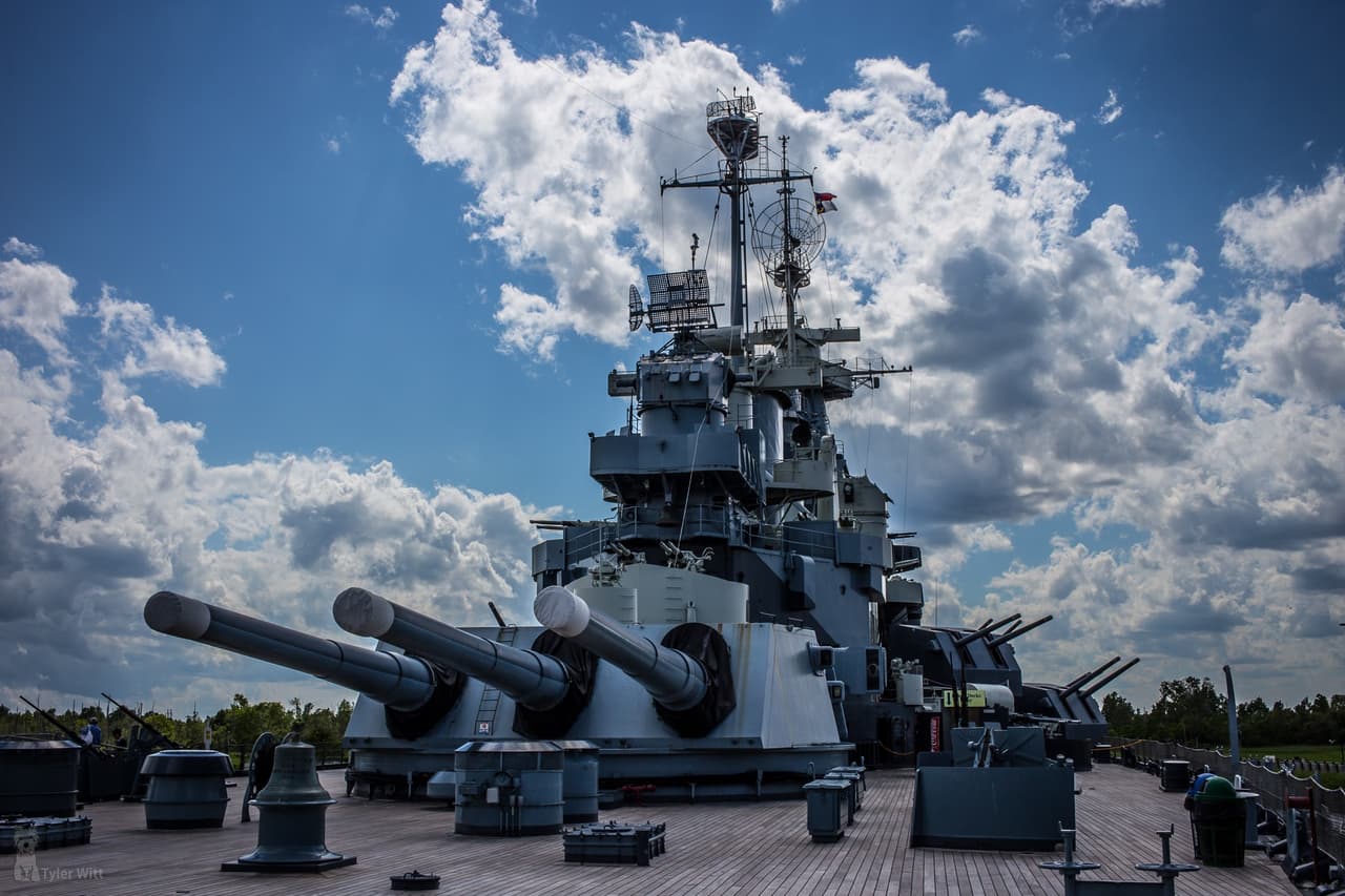 Este barco histórico restaurado sirve con orgullo como el Monumento Estatal de la Segunda Guerra Mundial a los más de 11,000 habitantes de Carolina del Norte que hicieron el máximo sacrificio.