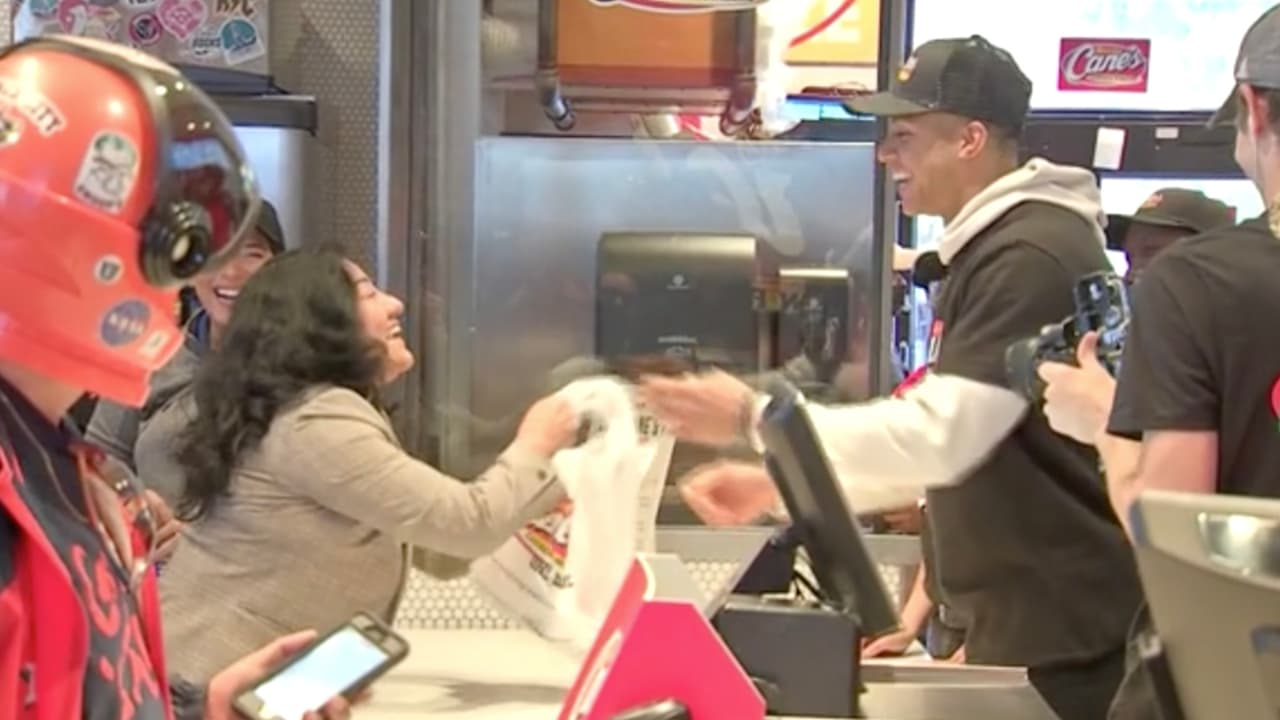 Jeremy Peña se mostró muy amigable y se despidió contento de quienes fueron a verlo.