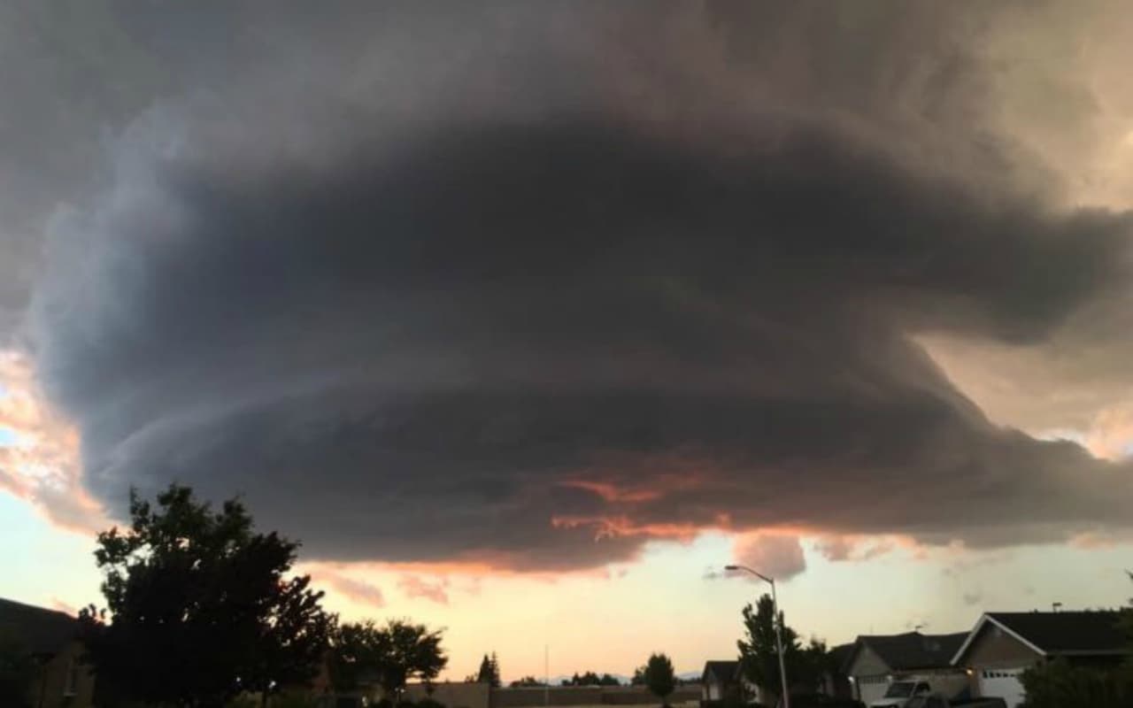 Muchos usuarios de las redes comenzaron a especular que se trataba de imágenes que llegaban desde el medio oeste, pero para sorpresa de propios y extraños, las fotografías habían sido tomadas a lo largo de la carretera I-5, que conecta a Redding con la ciudad de Sacramento.