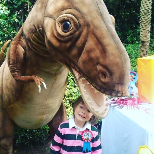 OMG! Mateo recibió este hermoso regalo, un enorme dinosaurio.