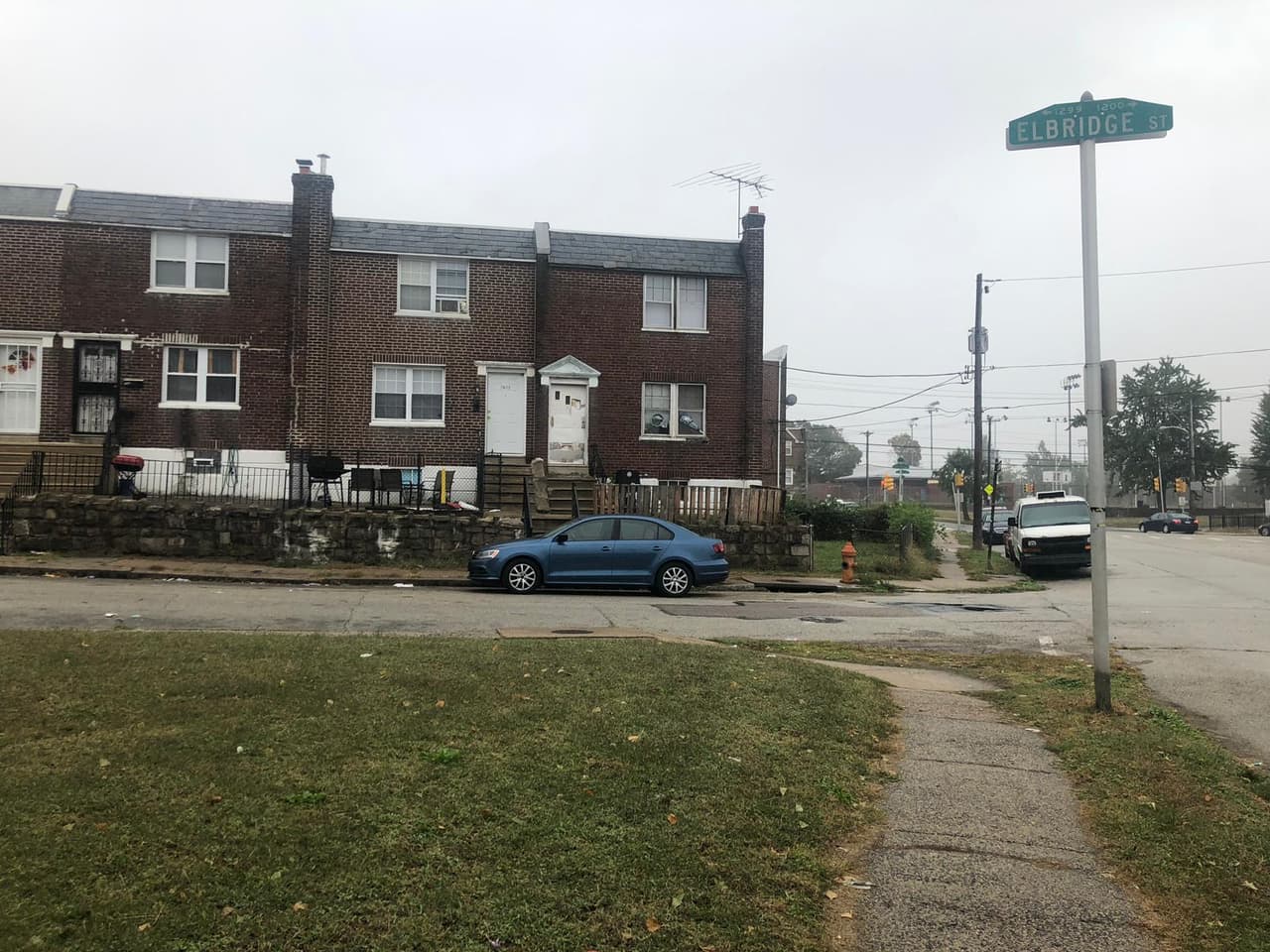 Policía de Filadelfia busca a un hombre acusado de agredir sexualmente a dos adolescentes después de bajar de un autobús