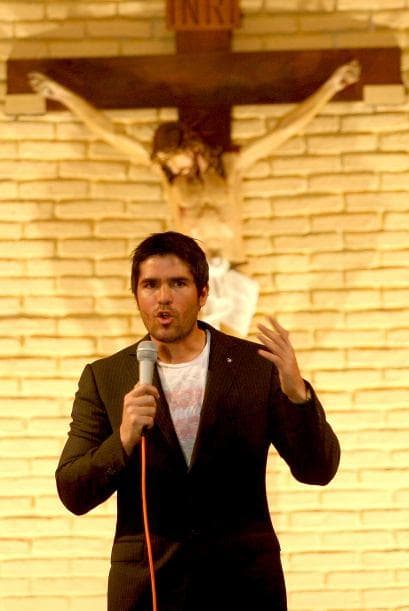 El sacerdote mexicano Juan Rivas fue uno de sus guías para descubrir su camino y poco a poco se fue comprometiendo con el catolicismo: "Comprendí que no había nacido para ser actor u otra cosa, sino para conocer, amar y servir a Jesucristo", dijo para viplatino.com.