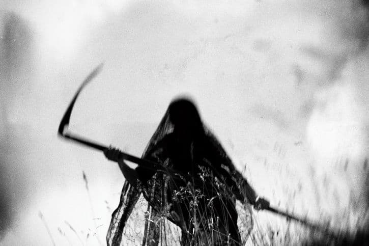 Se dice, que este dios tiene poder para curar cualquier enfermedad, pero también tiene el poder para cortar el cordón plateado de la vida que une el cuerpo al alma según los indígenas. Aunque hay especialistas que piensan que se trataba de un dios del mal que trasmitía la enfermedad de la rabia.