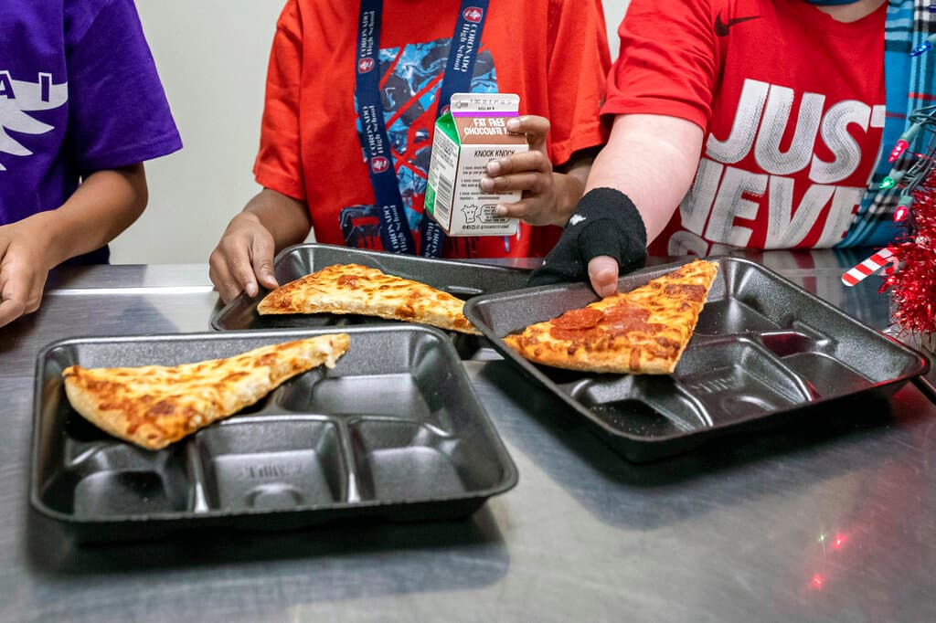 Pollo crudo, leche y jugos echados a perder: así es la comida en algunas escuelas de Estados Unidos