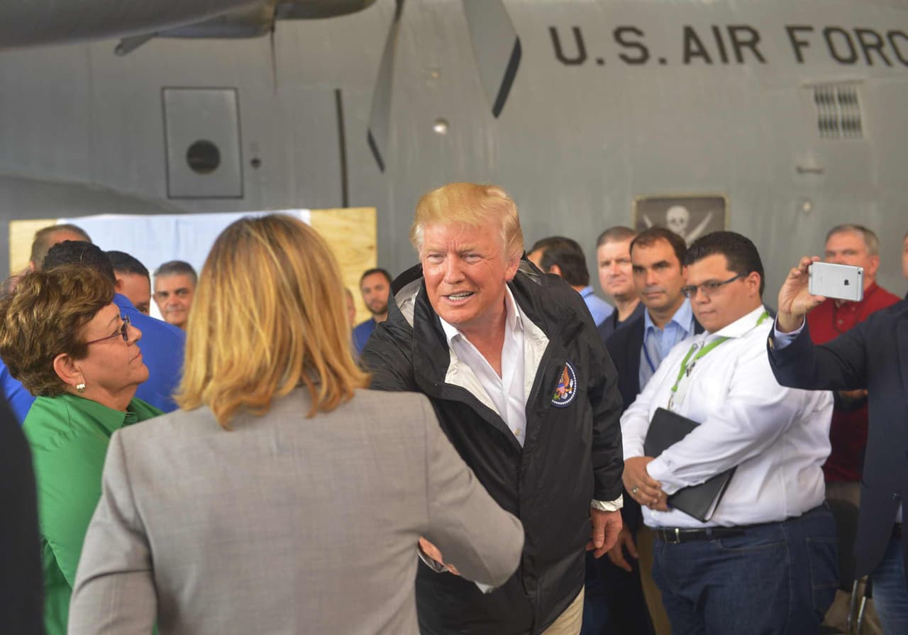 <b>Político en Puerto Rico.</b> Luego de una discusión pública entre Donald Trump y Carmen Yulín Cruz, alcaldesa de San Juan, Puerto Rico, el presidente y la funcionaria puertorriqueña se encontraron. La expresión del presidente cuando saluda a la alcaldesa parece mostrar que está a gusto estrechando su mano, a pesar de su dura posición hacia los boricuas, a quienes advirtió que la ayuda federal no sería para siempre.