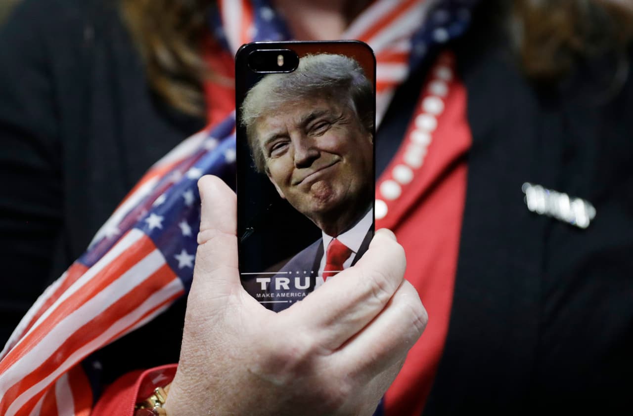 Una mujer muestra su teléfono con una funda de Trump en Bedford, New Hampshire.