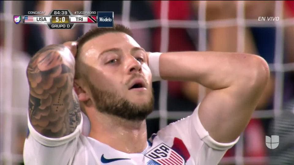 ¡CERCA!. Paul Arriola disparó que se estrella en el poste.