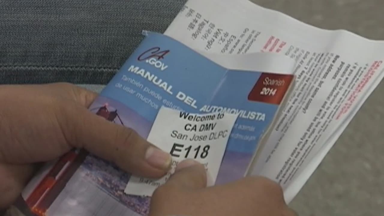 California es uno de los estados que permiten que personas indocumentadas obtengan una licencia de conducción válida a través de un proceso legal con el 
<a href="https://www.dmv.ca.gov/portal/driver-licenses-identification-cards/assembly-bill-ab-60-driver-licenses/" target="_blank">Departamento de Motores y Vehículos </a>( DMV).