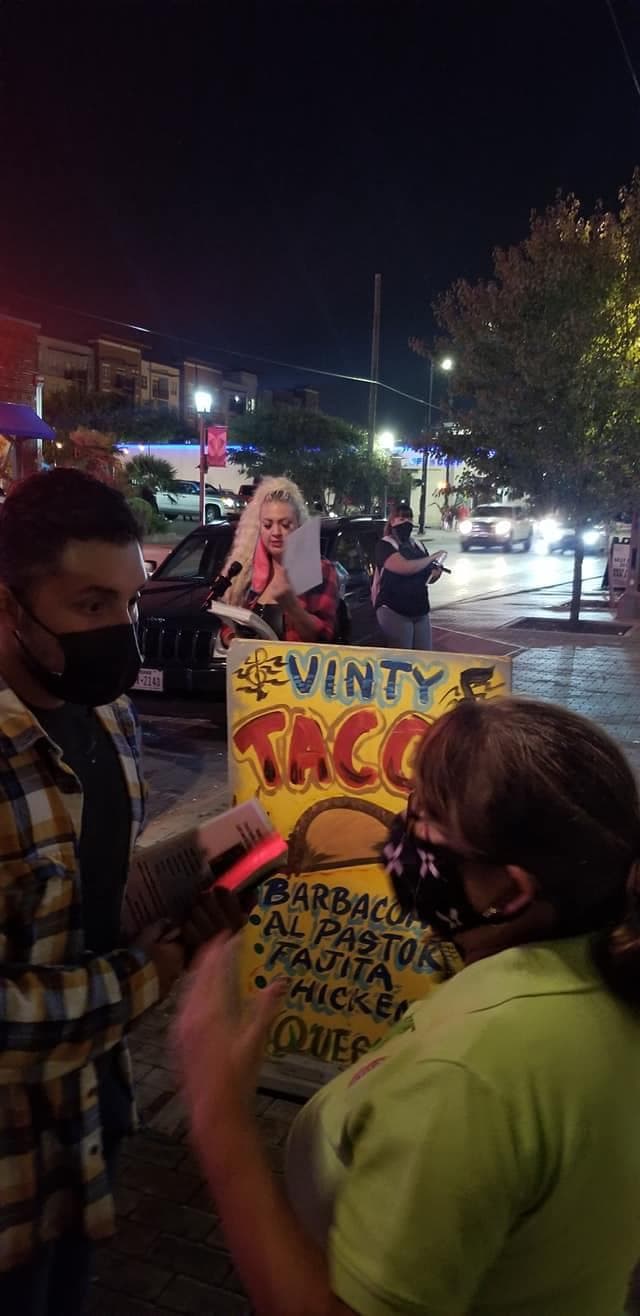 Con mil volantes en mano, estas comerciantes y activistas recorrieron las calles del área de Deep Ellum con la esperanza de encontrar a la joven.
<br>