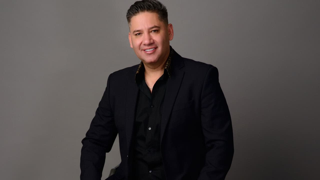 El Dr. Chrystian Jesús Mejía Delgadillo ha emergido como una figura destacada en el mundo de la odontología estética.