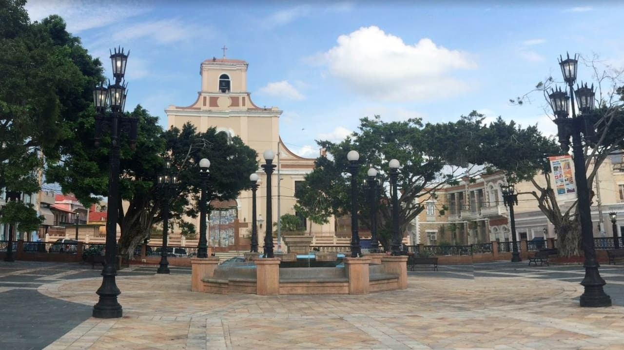 <b>Arecibo: </b>
<br>
<br>Las personas interesadas en solicitar Asistencia Individual deben cumplir con varios requisitos. Entre estos, ser ciudadano estadounidense, ciudadano no nacional o extranjero calificado y que FEMA pueda verificar su identidad. Además, las necesidades del solicitante a raíz del desastre deben estar sin asegurar o con seguro insuficiente.