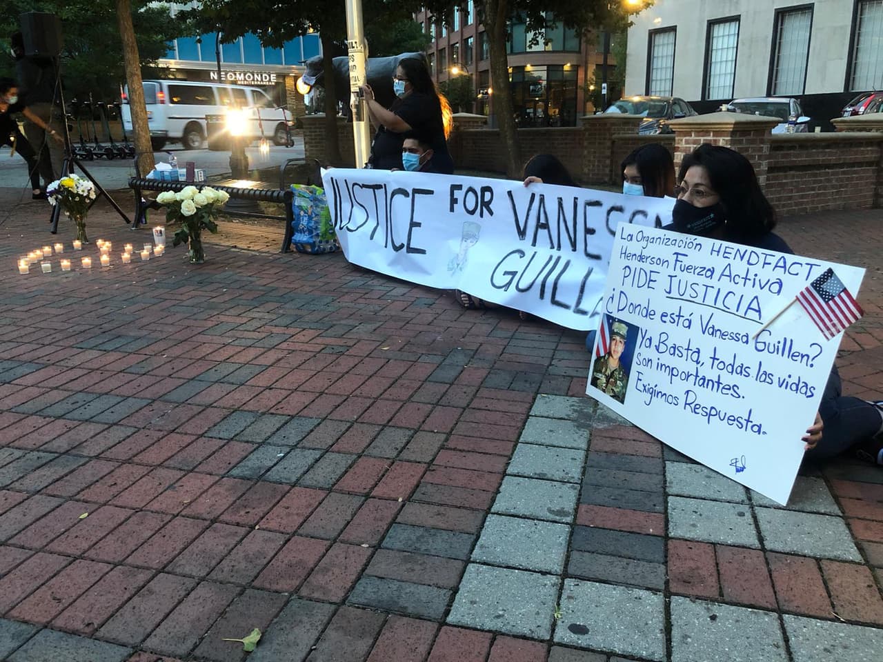"Justicia para Vanessa Guillén", se leía en una de las pancartas.