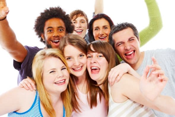 Propósito número 8: Ser mejor persona y bien dicen que con estos ocnsejos puedes logarlo. Ríe: Las carcajadas son curativas y contagiosas. Piensa: nada como parar unos minutos cada día para aislarse del mundo y pensar. Come: un cuerpo sin comida es un motor sin gasolina, no funciona. Llora: Sí, las lágrimas limpian los ojos y curan el alma. Ama: No hay que confundir tener amigos o estar en una relación con saber amar.