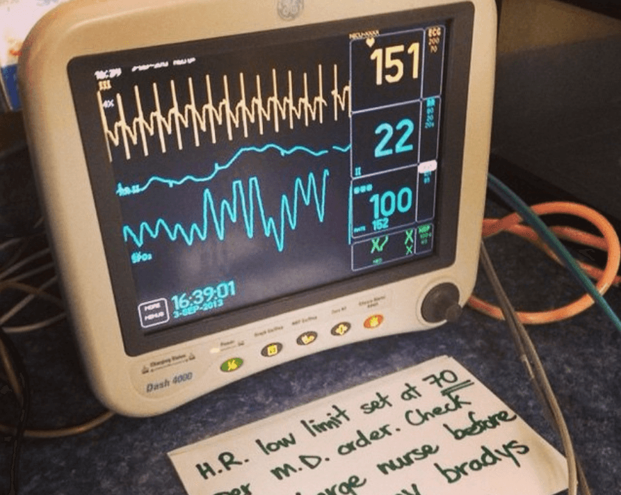 Les presento al señor monitor. 
<b>Esta pantalla termina convirtiéndose en tu aliado en el hospital. Aunque no quieras verla, tienes que entenderla</b> e interpretar sus registros. La primera vez que esta bendita máquina soltó un pitazo horrible, nosotros no teníamos ni la menor idea de lo que pasaba. Resulta que los prematuros tienden a experimentar bradicardia o la apnea del sueño. Una de las enfermeras nos dio una explicación que jamás olvidaré: nuestros pequeños súperhéroes no están del todo listos y se quedan dormiditos, y 
<b>hay que tenerlos monitoreados 24/7 para evitar que se les olvide respirar.</b>
