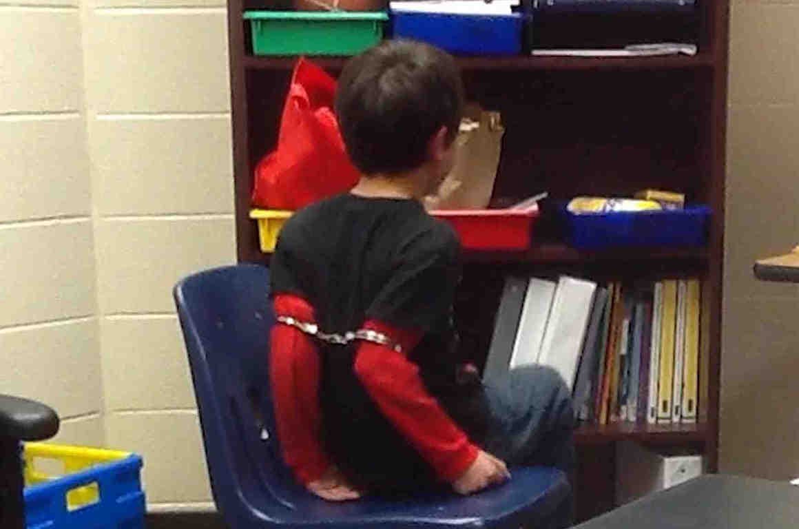 Sheriff de Kentucky tendrá que pagar $337,000 por esposar a un niño que se portó mal en la escuela