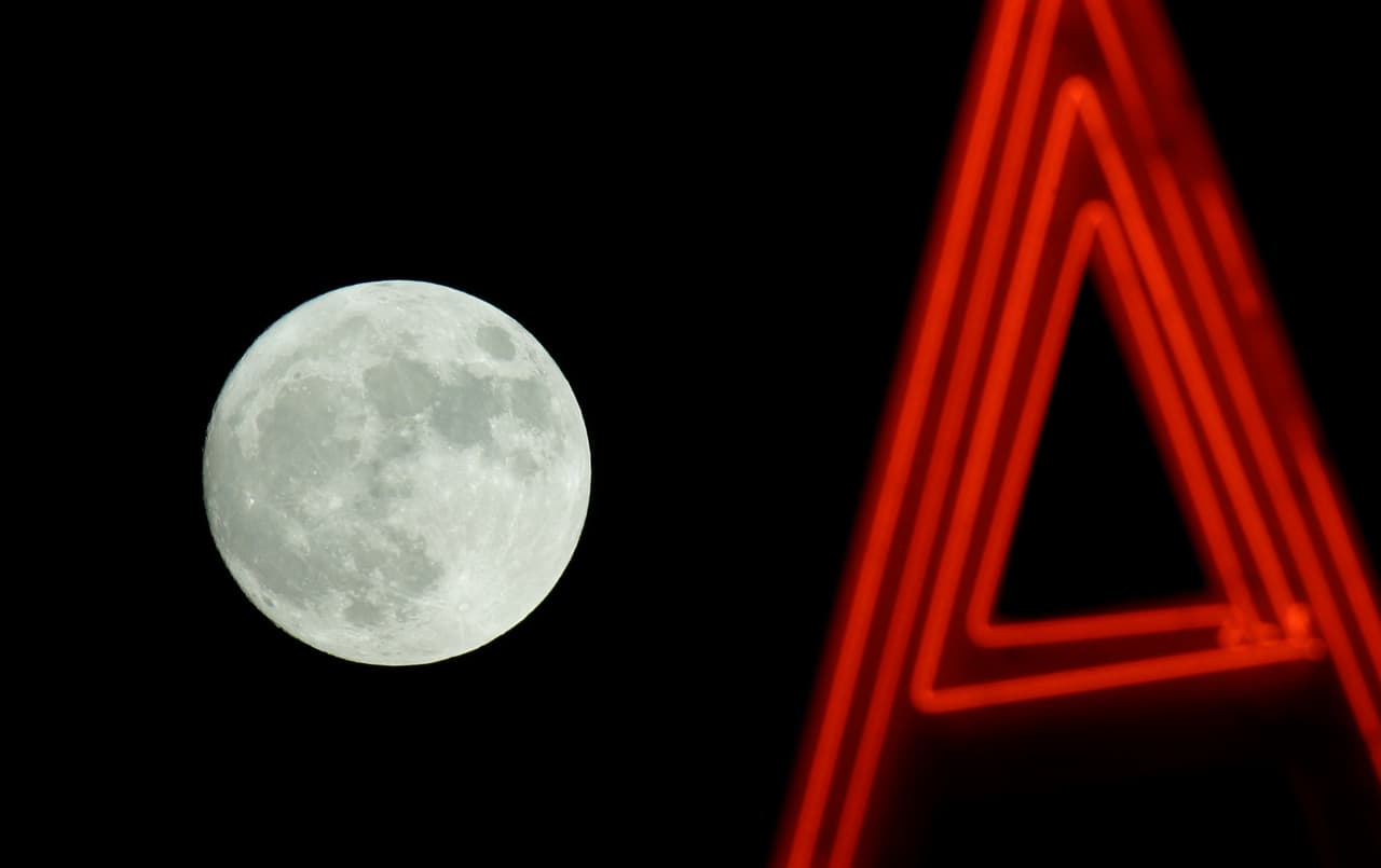 La superluna sobre los cielos nocturnos en San Francisco, California.
