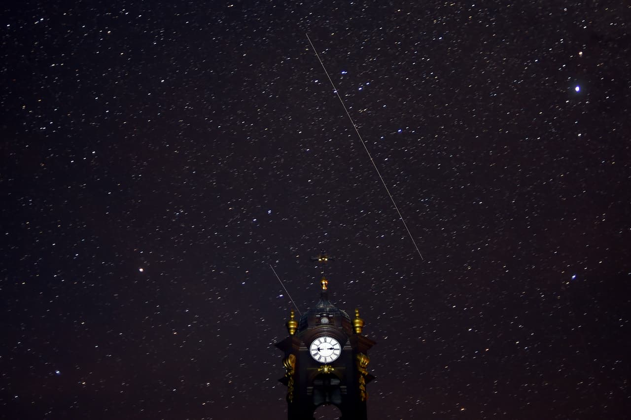 Estos días, la visibilidad es mayor ya que tenemos Luna Nueva, lo que significa que el cielo es más oscuro. Los meteoros sobre una iglesia católica de Vowchyn, Bielorrusia. 12 de agosto de 2018.