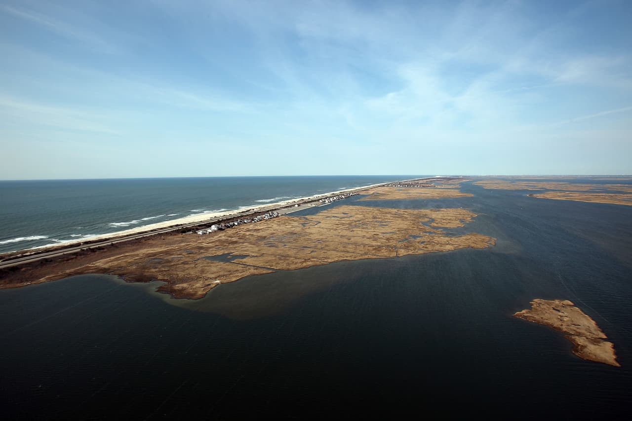 Una vista aérea de Gilgo Beach y la Ocean Parkway en Long Island, donde la policía descubrió varios cadáveres.