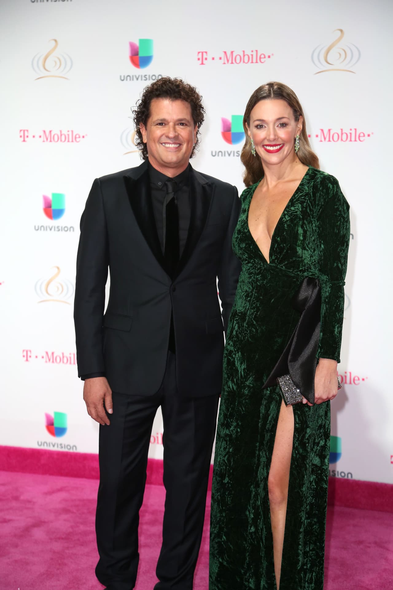 Carlos Vives y Claudia Elena Vásquez son otra de las parejas que han demostrado tener una relación perdurable. Aquí los vemos posando con una gran sonrisa en 2017. Cabe mencionar que en 2018 se casaron en su natal Colombia tras más de 10 años de haber formado una familia.