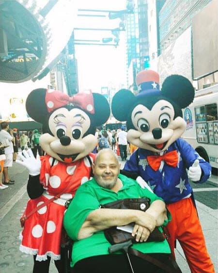 Se mudó a la Ciudad de México en 1983 para estudiar diseño y bordado, donde más tarde establecería su primera boutique.