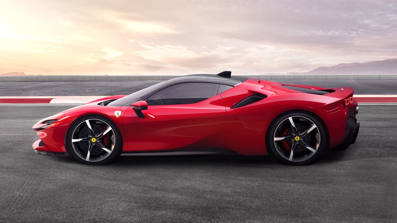 El peso total del 
<b>Ferrari SF90 Stradale </b>es 3,461 libras y puede acelerar de 
<b>0-60mph en solo 2.5 segundos</b>. A 155 millas por hora, su sistema aerodinámico puede producir 
<b>860 libras de ‘downforce’</b>.