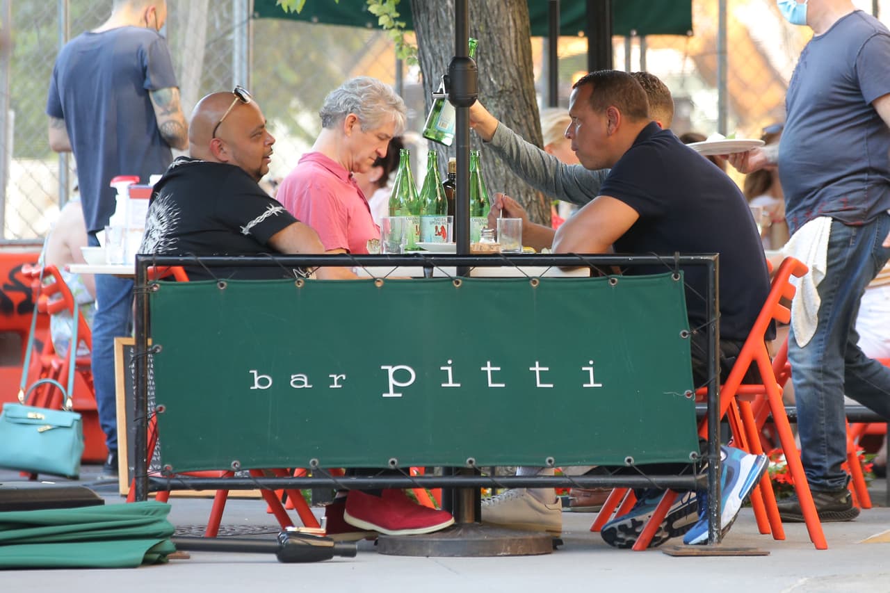 Luego de estar comiendo solo por varios minutos en el restaurante ubicado en el Greenwich Village, se le unió un hombre no identificado.
<br>