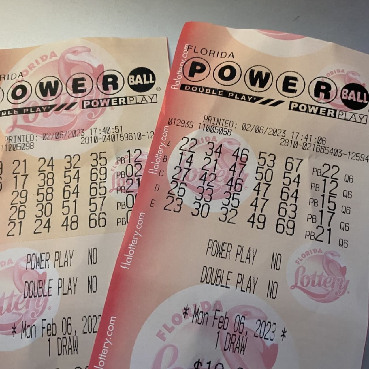 Thomas Yi, de 23 años y residente de Land O’ Lakes,
<b><a href="https://www.univision.com/local/miami-wltv/joven-de-23-anos-en-florida-se-convierte-millonario-al-ganar-235-millones-del-powerball">se convirtió en el jugador más joven en la historia de la Lotería de la Florida</a></b> en reclamar un premio mayor de Powerball. El joven ganó los $235 millones del premio mayor. De acuerdo con la Lotería de Florida, el joven escogió recibir un solo monto de $160,038,447.27 millones. Compró el boleto ganador por $2 en un Publix de Lutz, población vecina a Land O’ Lakes. Luego
<b><a href="https://www.univision.com/local/miami-wltv/joven-de-21-anos-se-convierte-en-millonario-con-el-raspadito-de-la-loteria-video">Ricco Ferguson, de 21 años y del condado Broward</a>,</b> le quitó el récord ganando un millonario premio del raspadito GOLD RUSH LIMITED. El joven compró su boleto en un supermercado de la ciudad de Sunrise y reclamó su dinero en una sola suma.