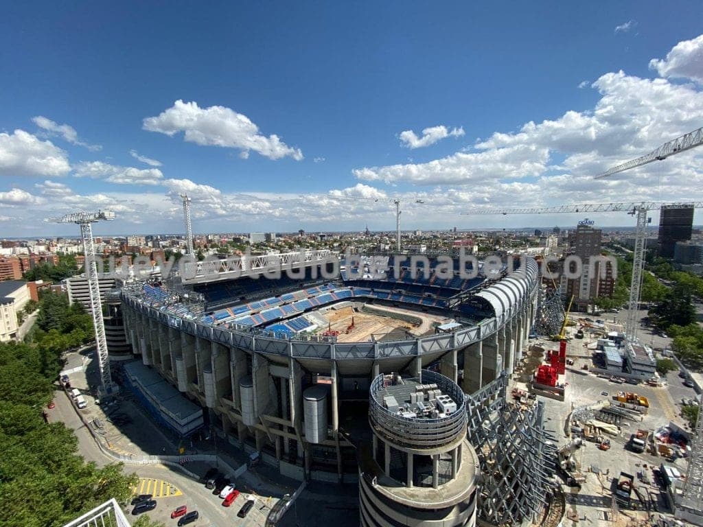 Así lucen las obras del Bernabéu desde las alturas, ya arrancando con la cancha.
