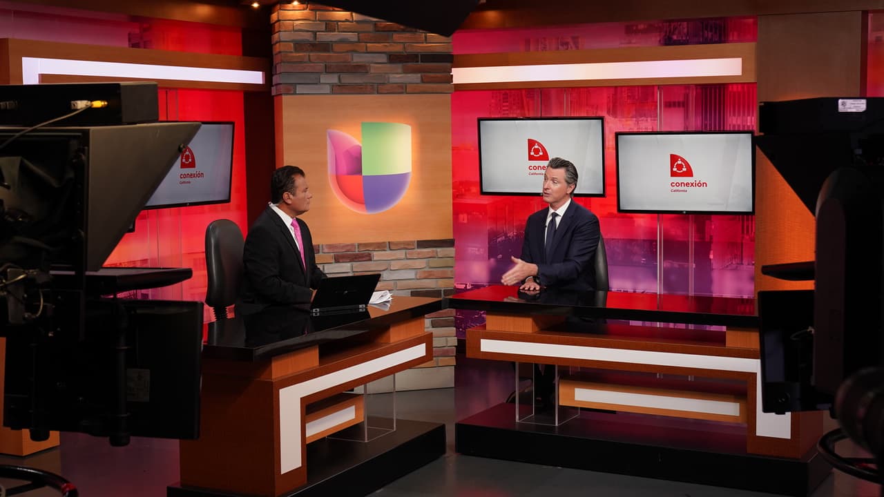 “El hecho de tener más personas en el mercado de seguros estabilizaría, o incluso bajaría, los costos de servicios médicos, especialmente si involucramos a personas más jóvenes”, dijo Newsom, refiriéndose al bajo uso de servicios médicos por parte de las personas jóvenes, quienes suelen no tener enfermedades crónicas u otras condiciones graves.