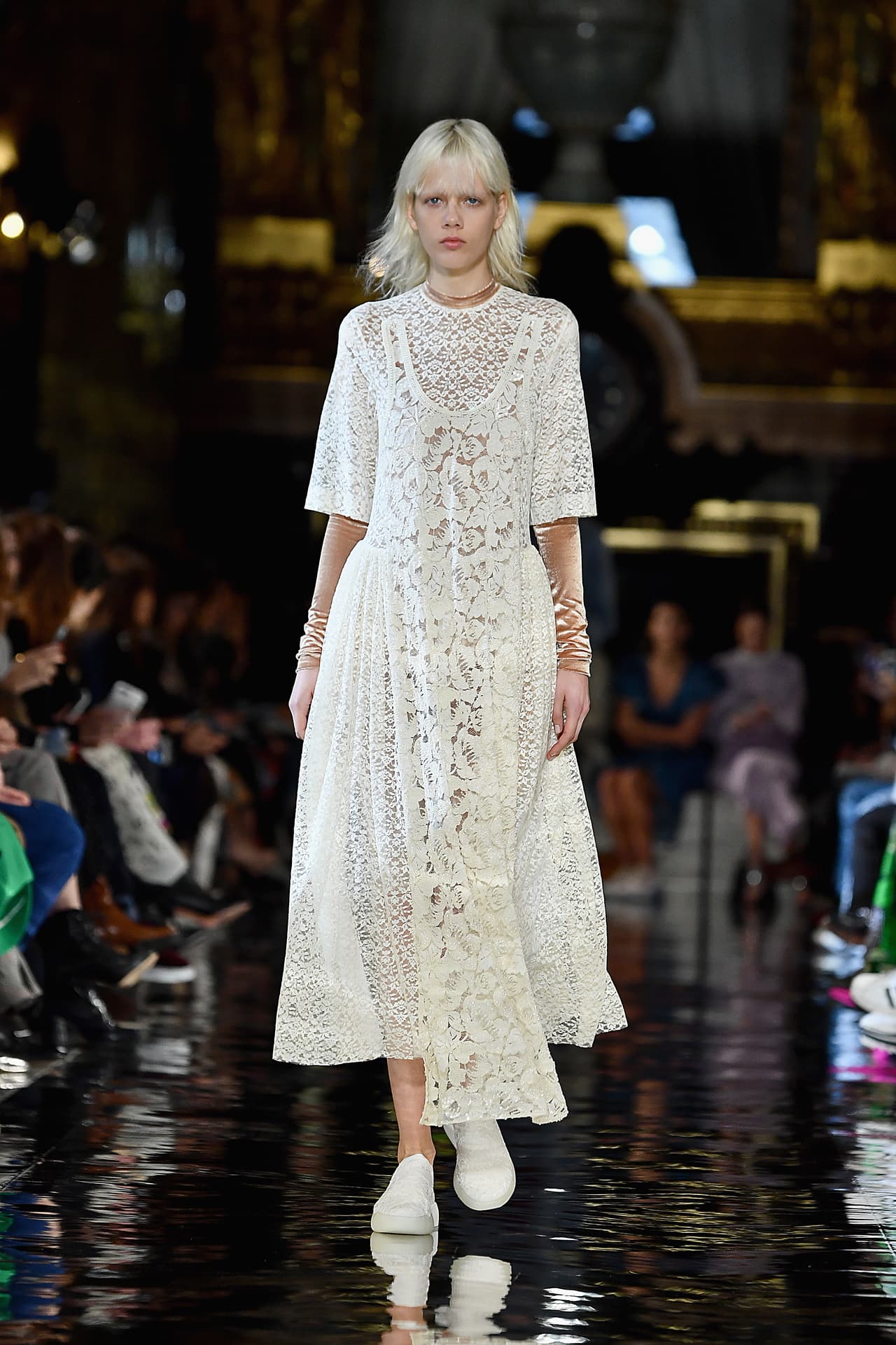 Eugenie podría elegir un modelo de la diseñadora reconocida por sus creaciones ecológicas y de respeto al medio ambiente.